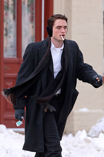 Robert Pattinson fuma um cigarrinho em set de filme