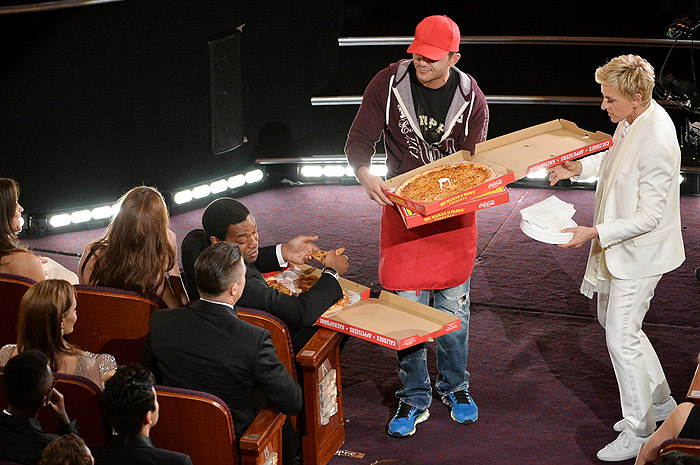 Entregador de pizza do Oscar se emociona com Julia Roberts