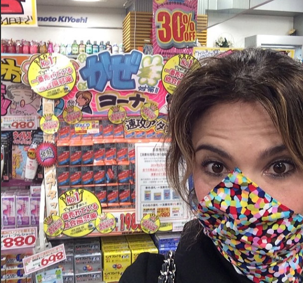 Luciana Gimenez usa máscara para não pegar vírus em Tóquio