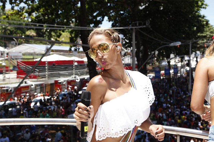 Valesca Popozuda manda beijinho direto do trio elétrico de Ivete Sangalo em Salvador