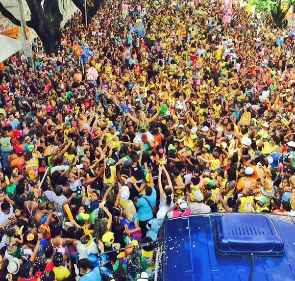Carla Perez pula Carnaval no meio do povo em Salvador