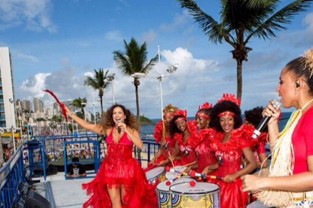  Daniela Mercury recebe percussão de mulheres em seu trio elétrico em Salvador