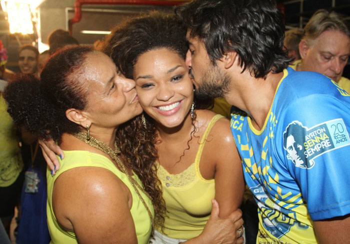 Juliana Alves com a mãe e o namorado