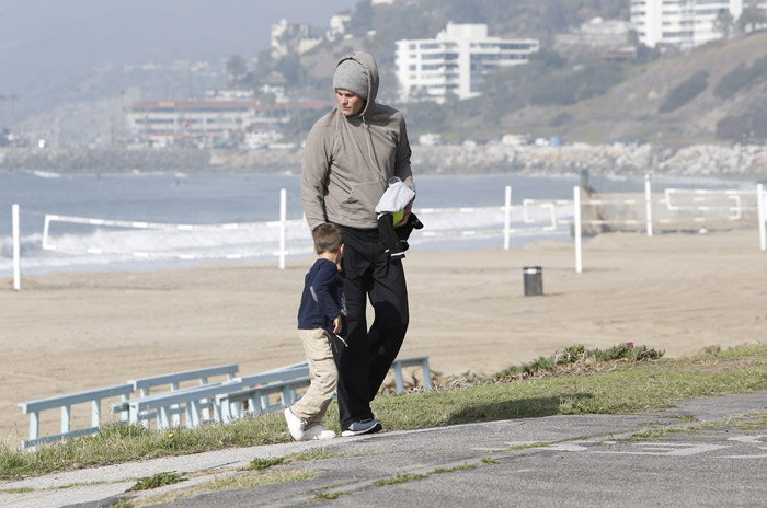  Tom Brady se diverte com o filho em praia de Los Angeles