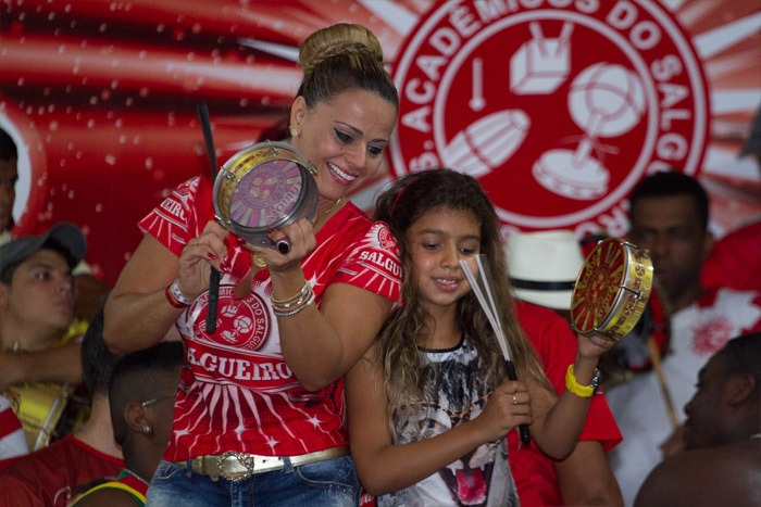 Após decepção com vice, Viviane Araújo se diverte no Salgueiro