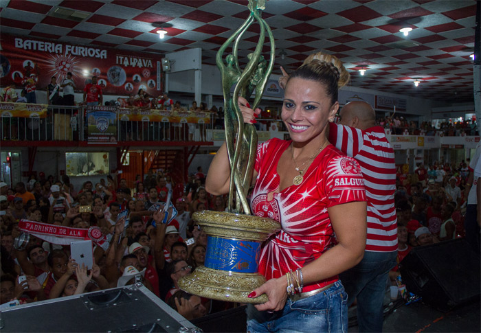 Após decepção com vice, Viviane Araújo se diverte no Salgueiro