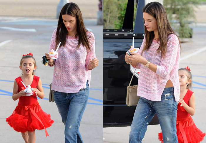 Alessandra Ambrósio toma sorvete com a filha durante passeio