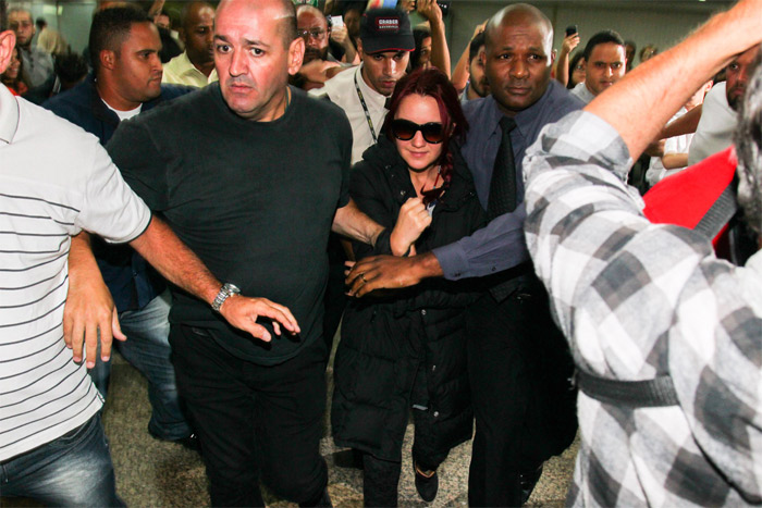 Dulce Maria é recebida por multidão de fãs no aeroporto de Guarulhos, em São Paulo