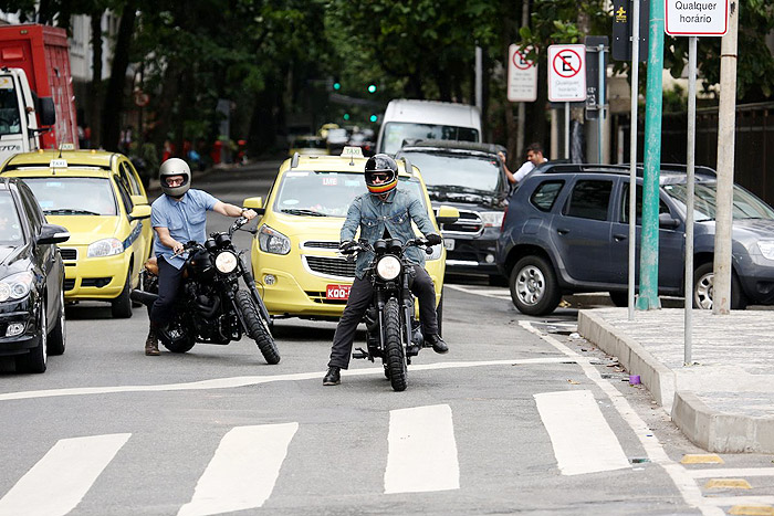 David Beckham passeia de moto pelas ruas do Rio