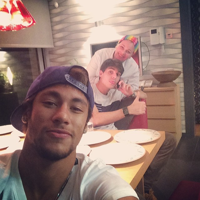 Neymar janta com amigos depois de voltar da África do Sul