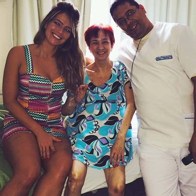 Ex-BBB Fani Pacheco festeja a alta do hospital de sua mãe