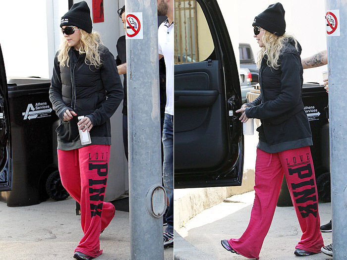 Madonna deixa academia com look estranho