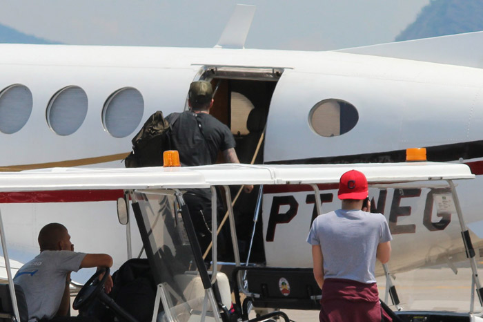 David Beckham embarca em jatinho no aeroporto de Jacarepaguá