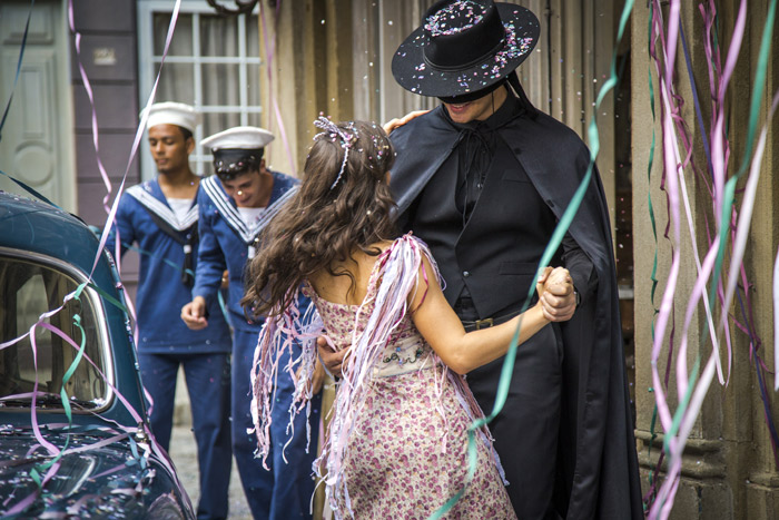 Joia Rara: Manfred sequestra Amélia em bloco de Carnaval