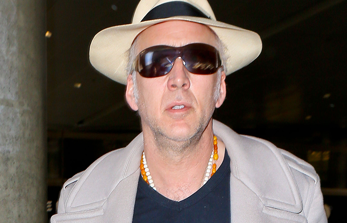 Nicolas Cage adere ao look grisalho