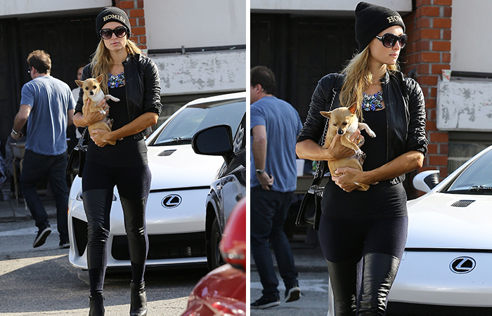 Paris Hilton leva cachorro para acompanhá-la no salão