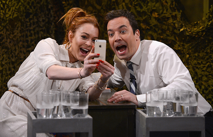 Lindsay Lohan se diverte com Jimmy Fallon em seu programa