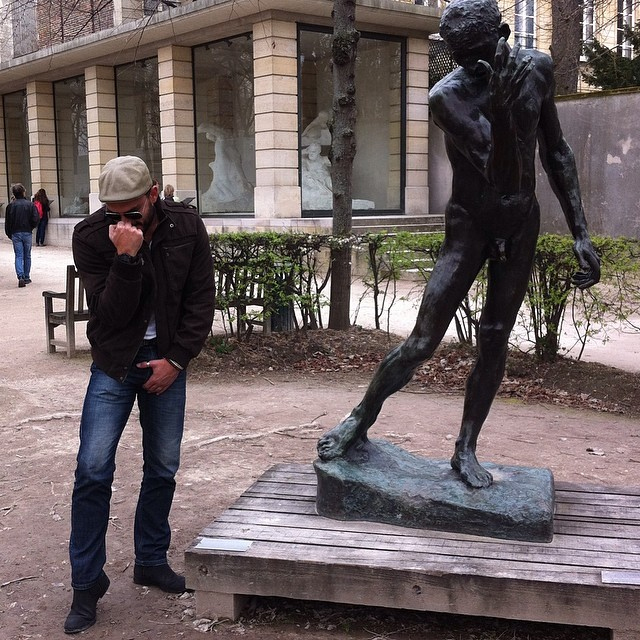  Kiko Pissolato dança o Arrocha ao lado de estátua de Auguste Rodin