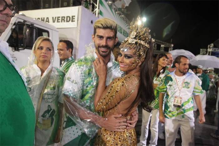 Viviane Araújo brilha no desfile da Mancha Verde na noite das campeãs de São Paulo
