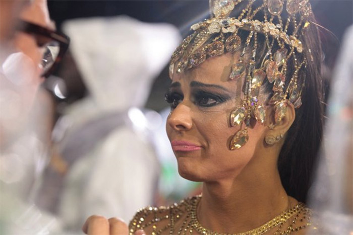 Viviane Araújo brilha no desfile da Mancha Verde na noite das campeãs de São Paulo