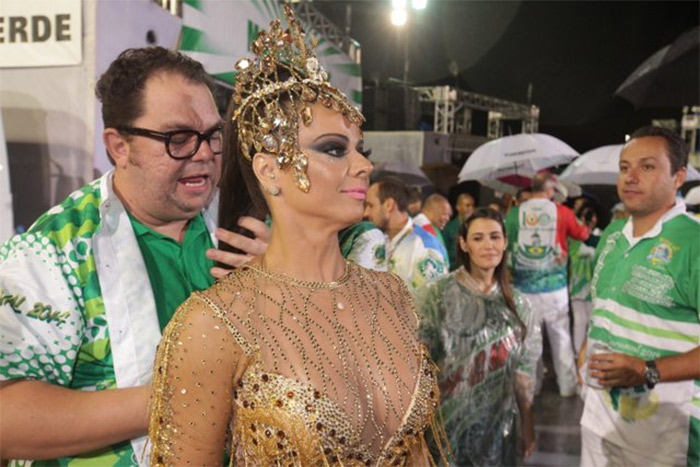 Viviane Araújo brilha no desfile da Mancha Verde na noite das campeãs de São Paulo