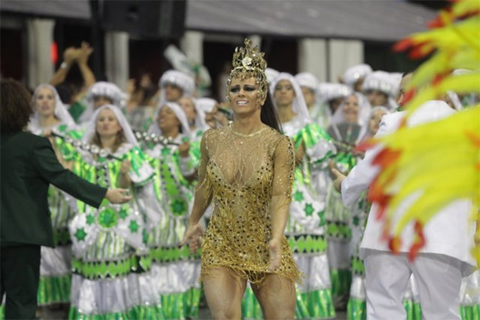 Viviane Araújo brilha no desfile da Mancha Verde na noite das campeãs de São Paulo