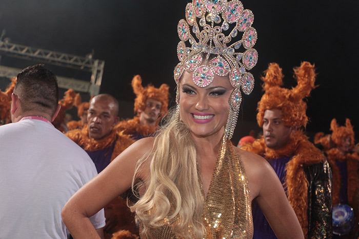  Ellen Roche desfila com vestidinho dourado em São Paulo
