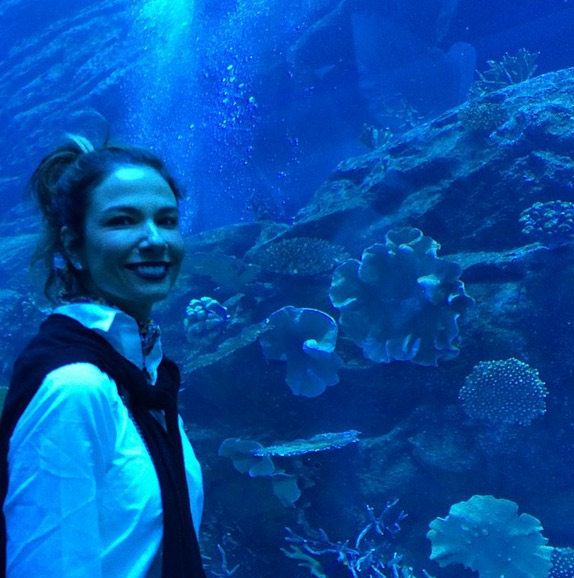 De férias no Japão, Luciana Gimenez posa em frente a aquário