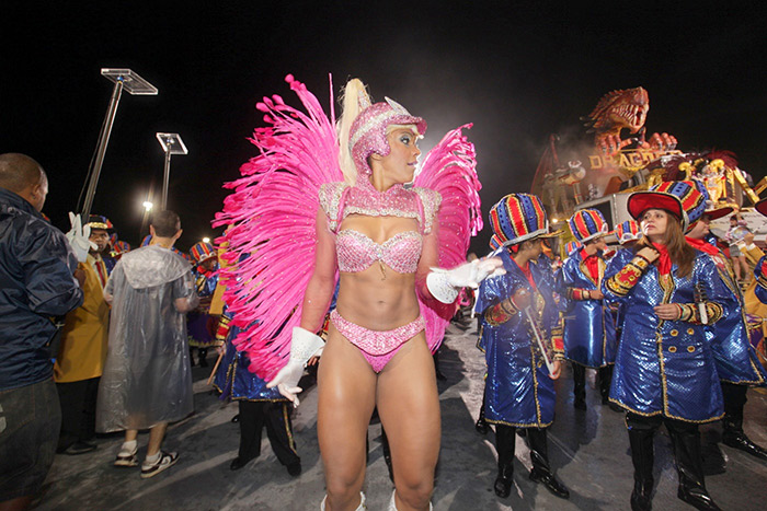 Famosos se reúnem para o desfile das escolas campeãs do Carnaval de São Paulo.