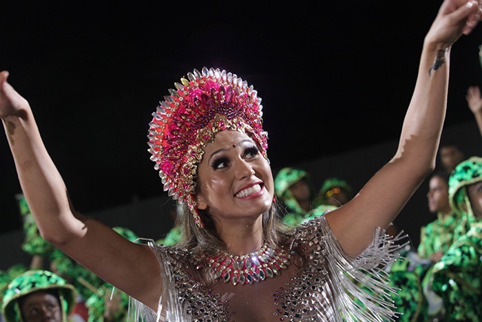 Lívia Andrade mostra o seu samba no pé em desfile de SP