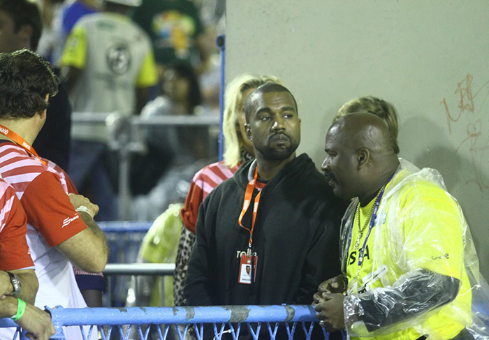 Sem Kim, Kanye West assiste Desfile das Campeãs no Rio