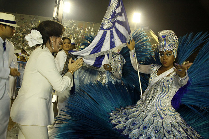 Glória Pires e Antonia Morais se emocionam no final do desfile da Portela