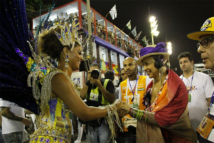 Juliana Alves recebe o carinho de Betty Lago como rainha de bateria