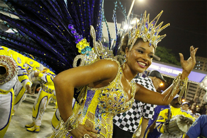 Juliana Alves recebe o carinho de Betty Lago como rainha de bateria