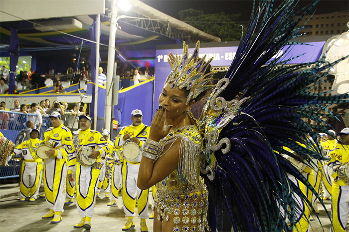 Juliana Alves recebe o carinho de Betty Lago como rainha de bateria