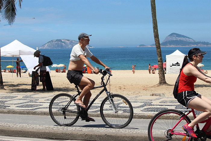 Marcos Caruso levanta a camiseta contra o calor durante pedalada