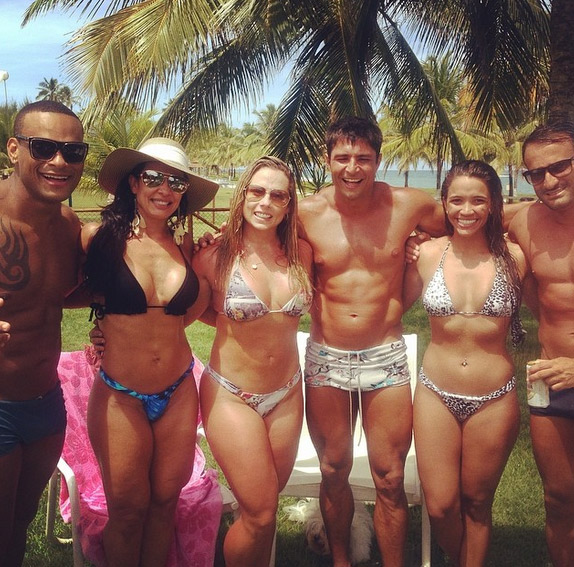 Scheila Carvalho e Tony Salles curtem tarde na praia com amigos