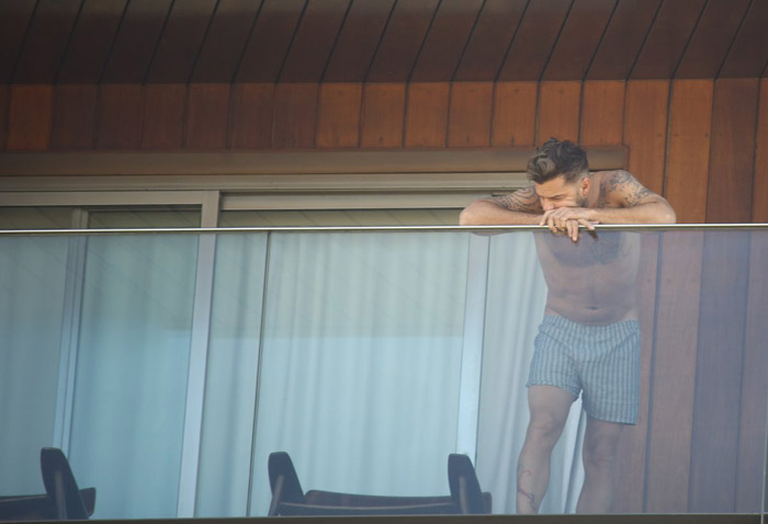  Ricky Martin aparece sem camisa em sacada de hotel, no Rio
