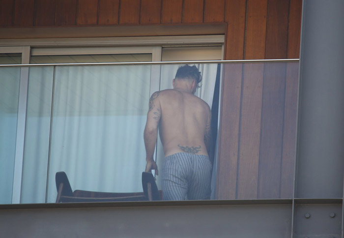 Ricky Martin aparece sem camisa em sacada de hotel, no Rio