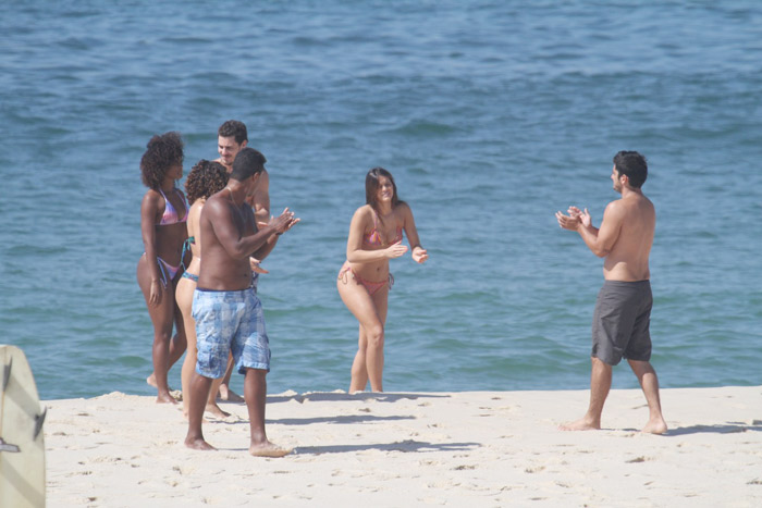 Bruna Marquezine grava cenas de biquíni na praia do Recreio dos Bandeirantes