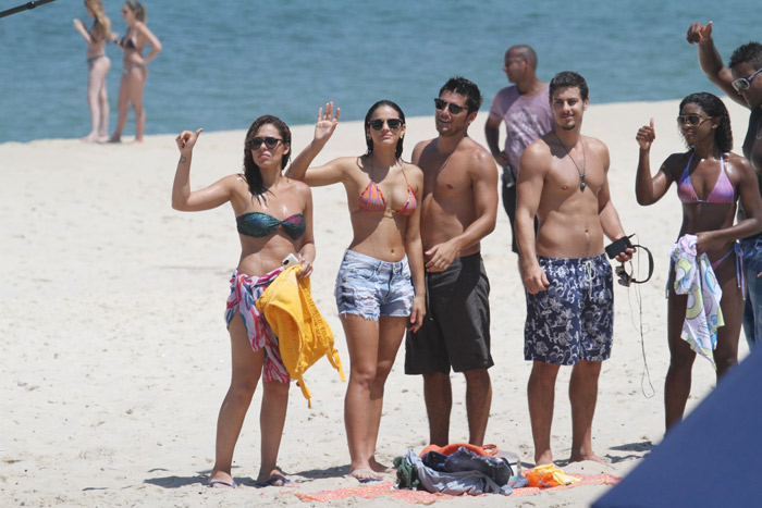 Bruna Marquezine grava cenas de biquíni na praia do Recreio dos Bandeirantes 