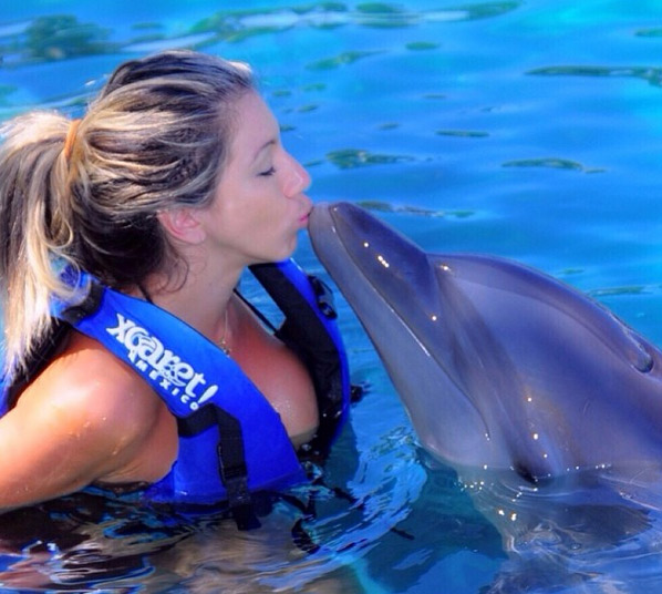 De férias, Andrea Andrade nada ao lado do filho com golfinhos em Cancún