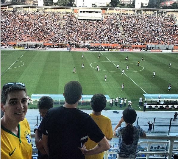 Oliver Phelps, quem interpretou George Weasley na saga Harry Potter, curte férias no Brasil