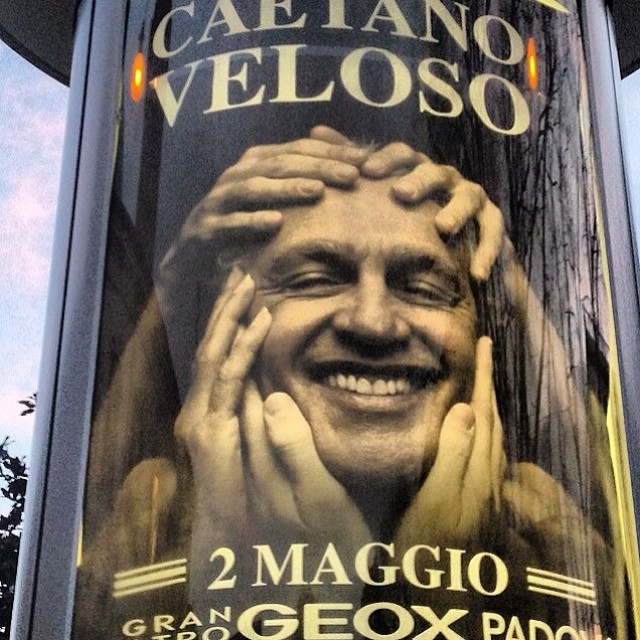 Caetano Veloso está feliz com sua nova turnê na Itália e comenta show no Instagram