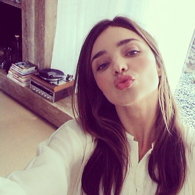 Miranda Kerr manda beijo para os fãs