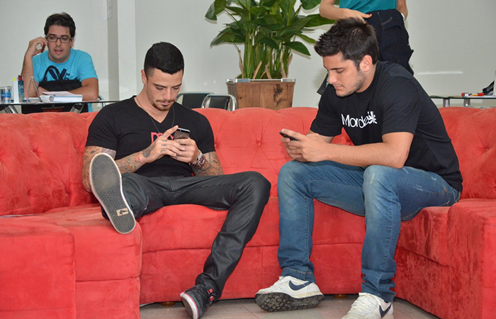 Felipe Titto e Bruno Gissoni participam de evento no Paraná
