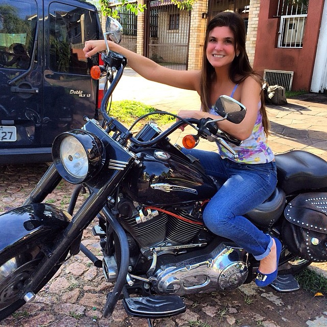 Cristina Oliveira mostra moto que usará em nova novela