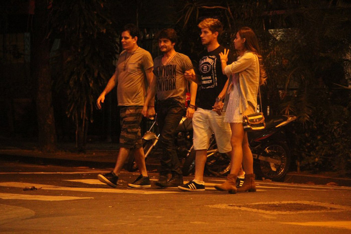 Guilherme Leicam vai a bar com amigos, após susto com acidente