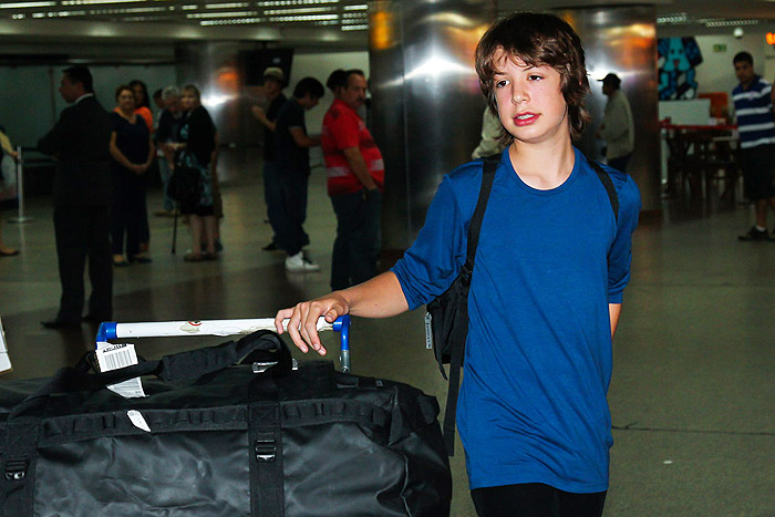 Luciana Gimenez chega ao Brasil com o filho, Lucas Jagger