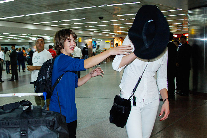 Luciana Gimenez chega ao Brasil com o filho, Lucas Jagger